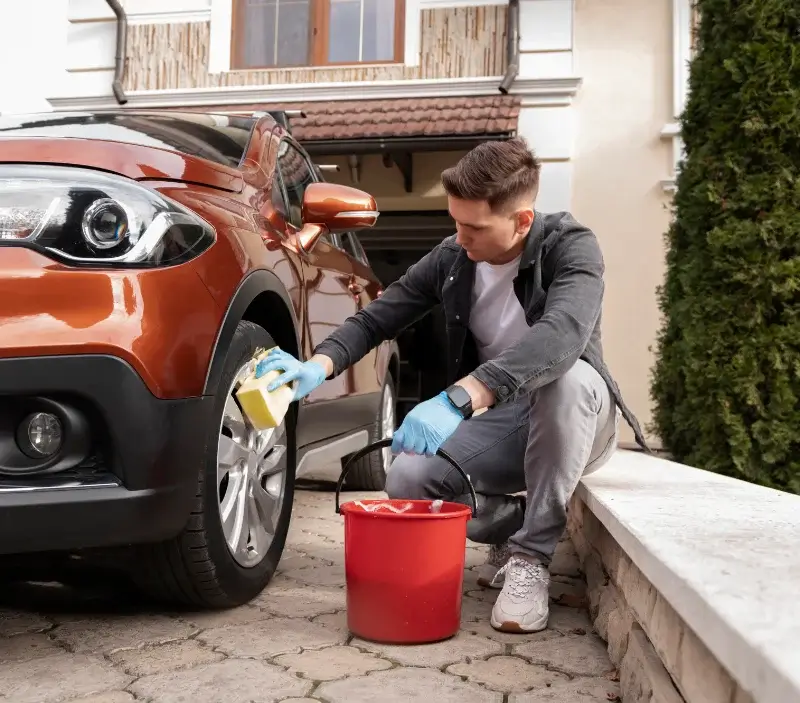 Lavage auto à domicile Biarritz : professionnel intervenant sur un véhicule
